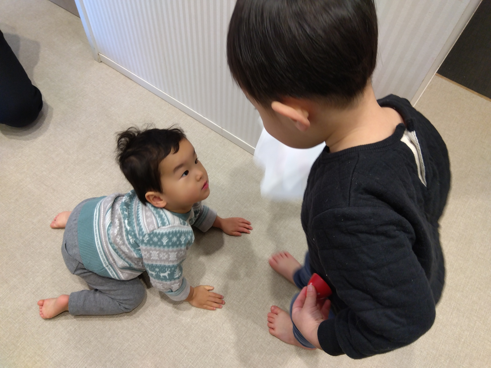 年下の子を気にかける幼児