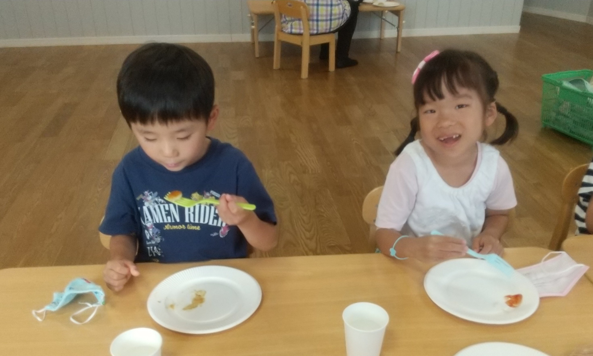 自分たちで調理した芋もちを食べる子どもたち