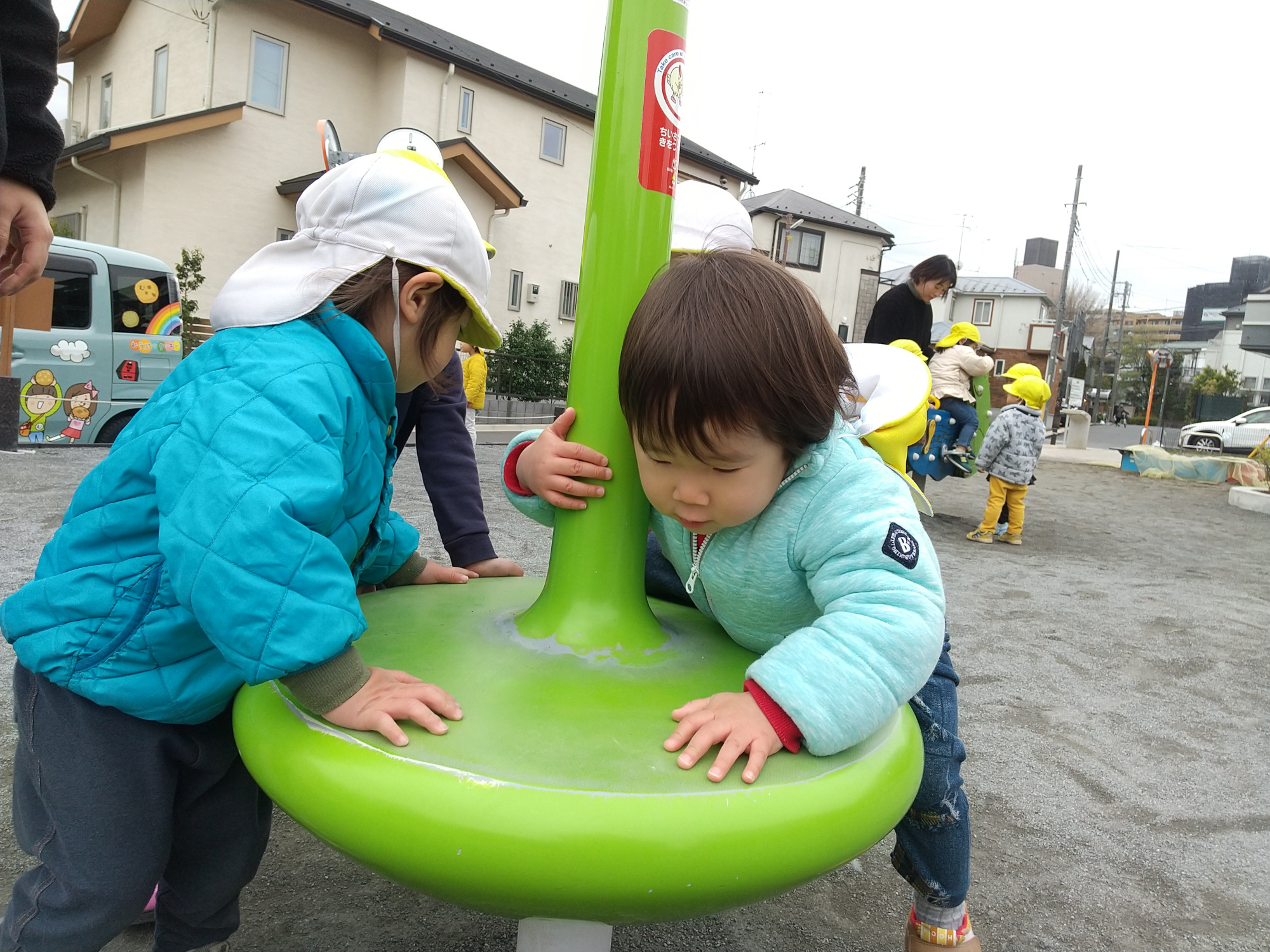 遊具を回して遊ぶ子どもたち