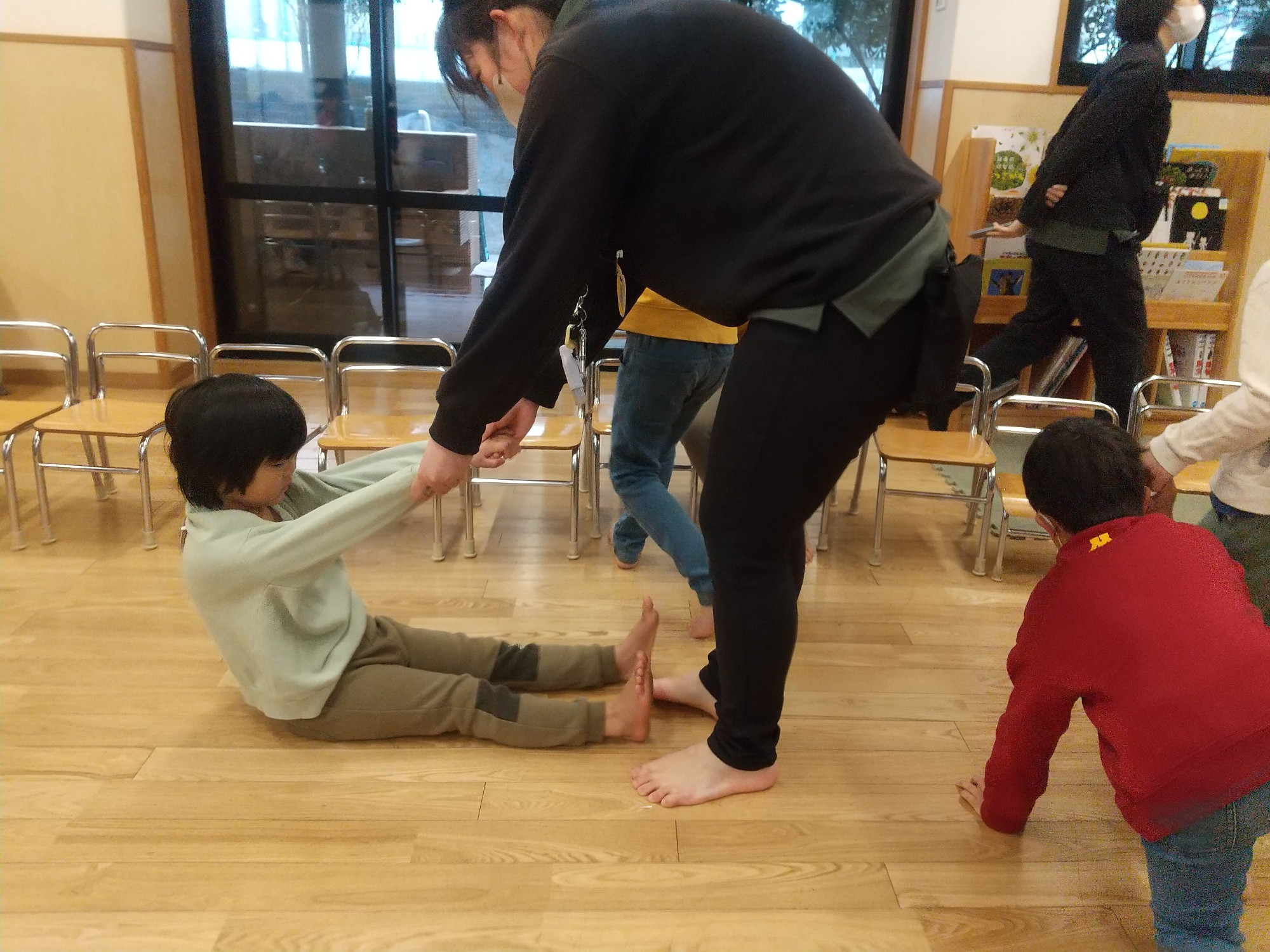 スタッフと一緒にさくらさくらんぼリズム体操を行う子ども