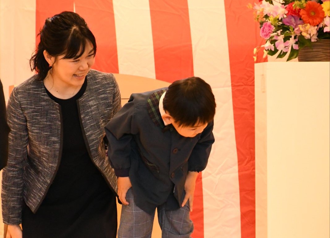 卒園式でお辞儀をする子ども