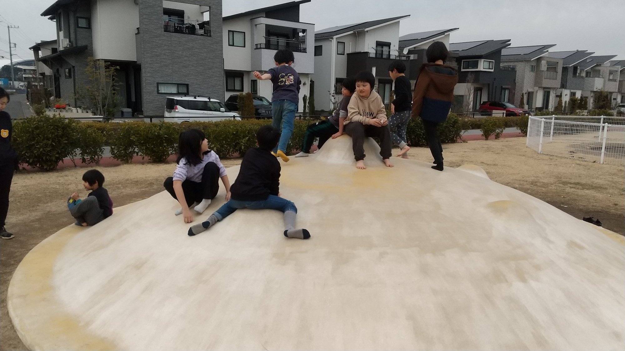 公園で一緒に遊ぶ子どもたち