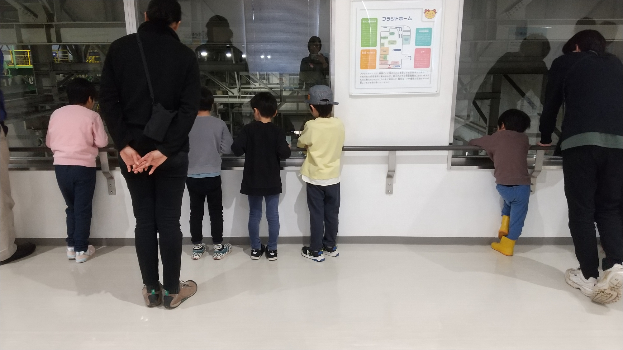 ごみ収集所を眺める子どもたち