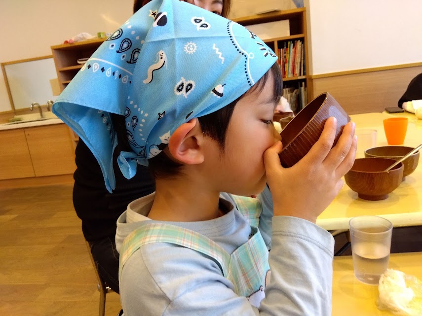 あら汁を味わう子ども
