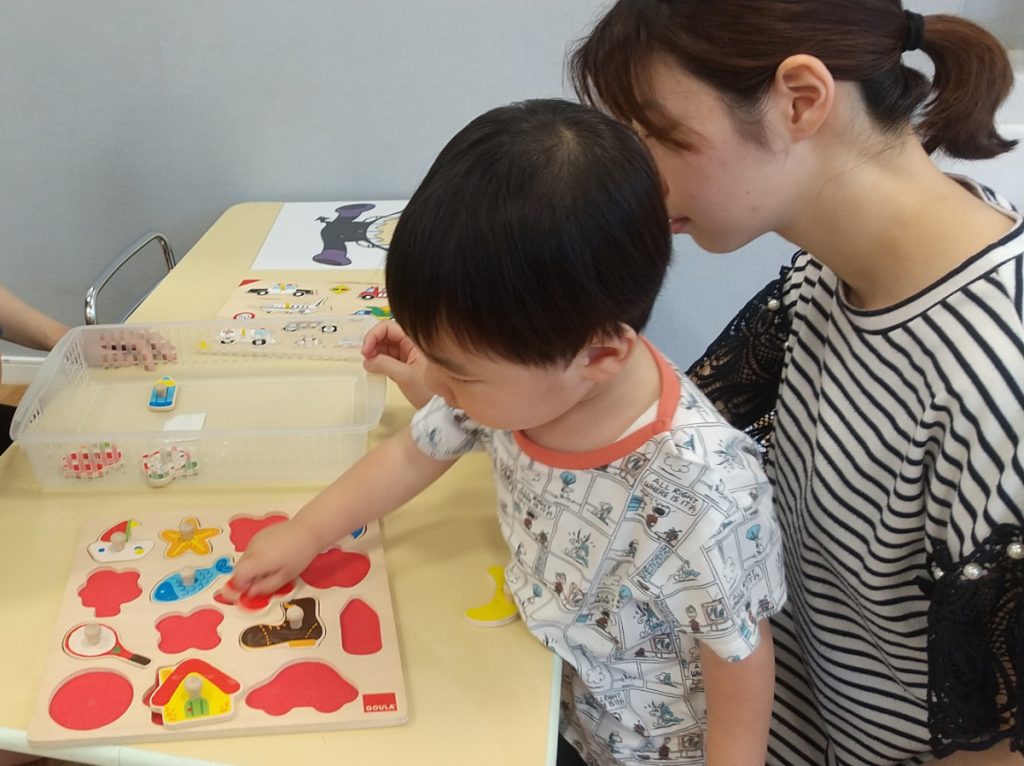 保護者と一緒に遊ぶ子ども