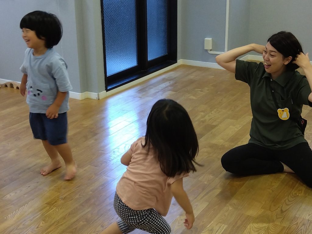 室内で遊ぶ子どもたち