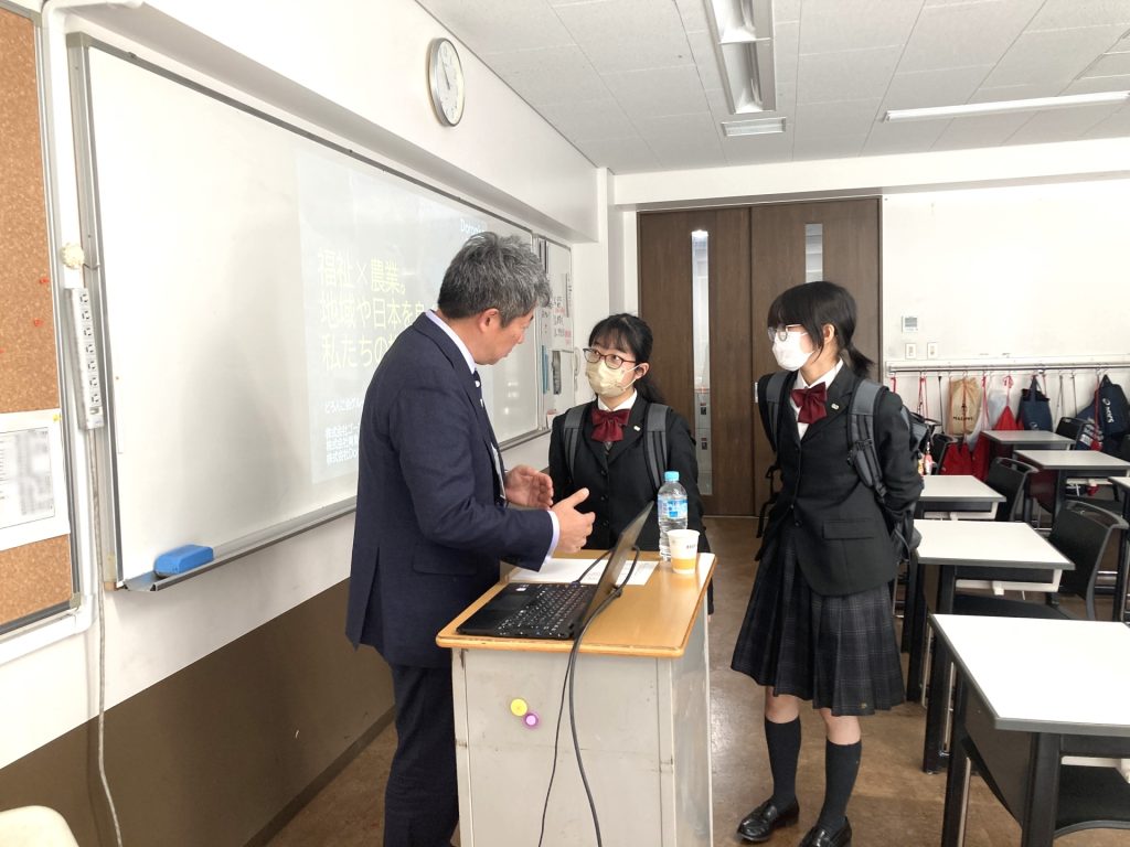インクルーシブ保育について質問する生徒
