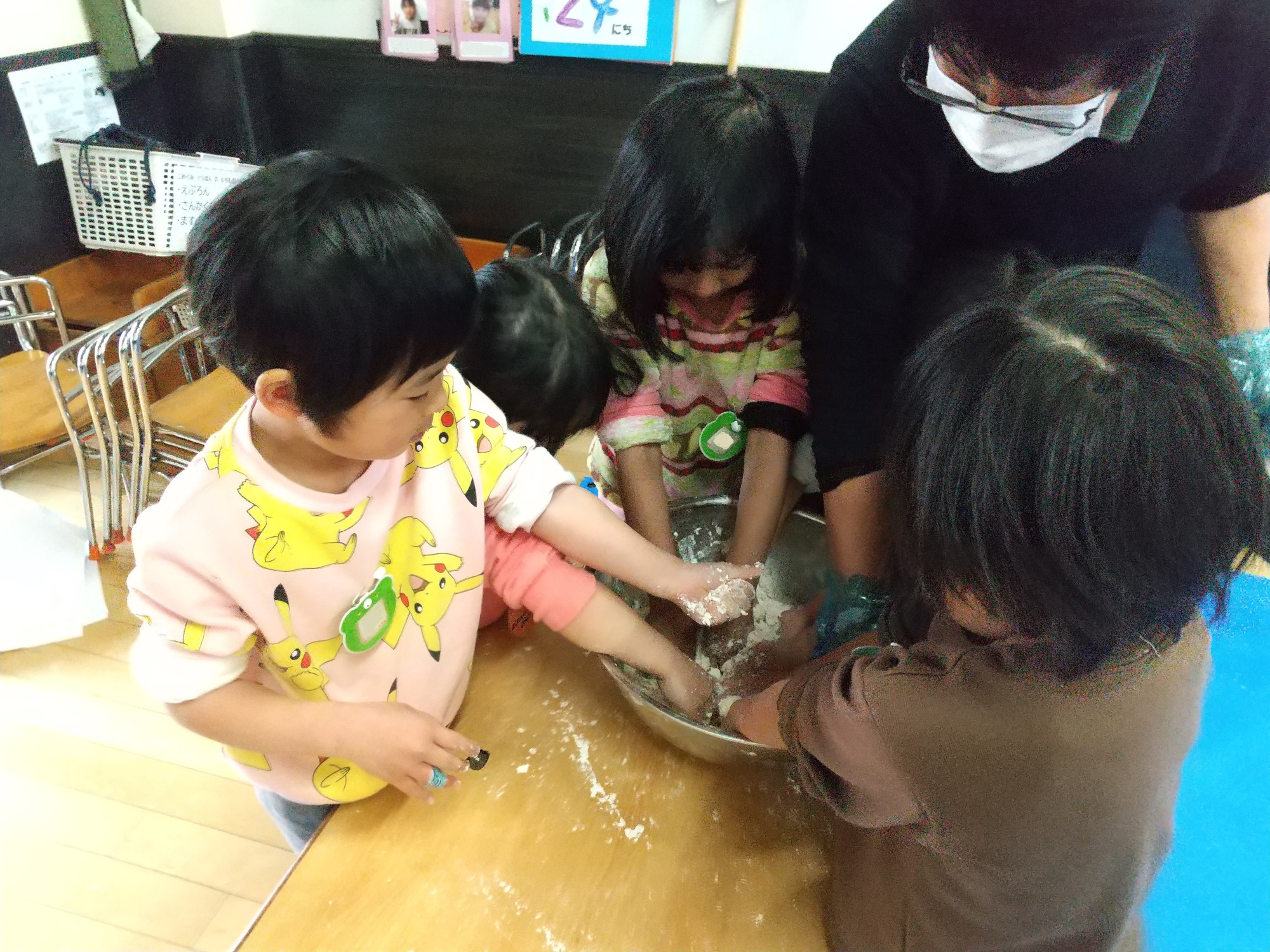 うどんをこねる子どもたち