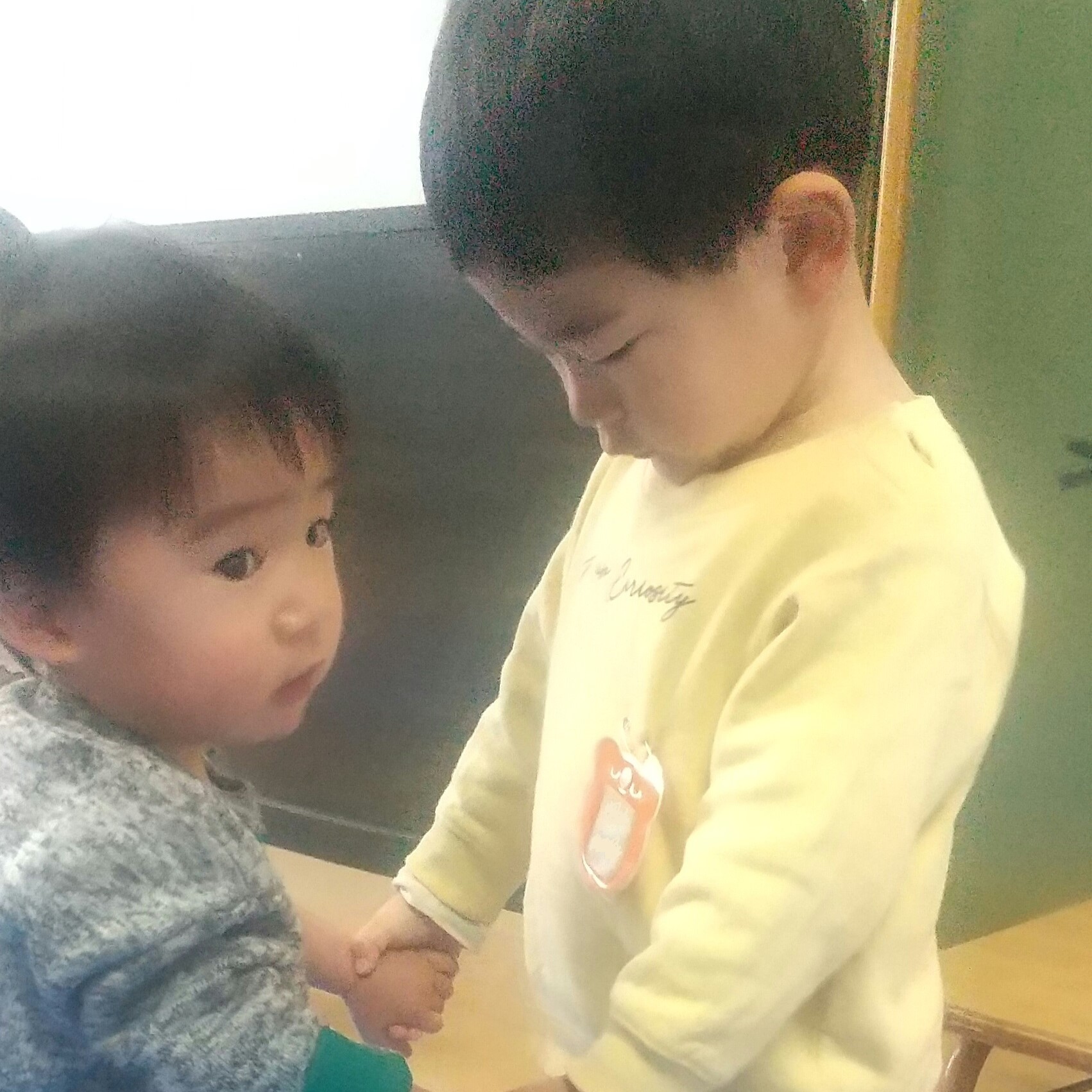 うどんを踏んでこねる子どもたち