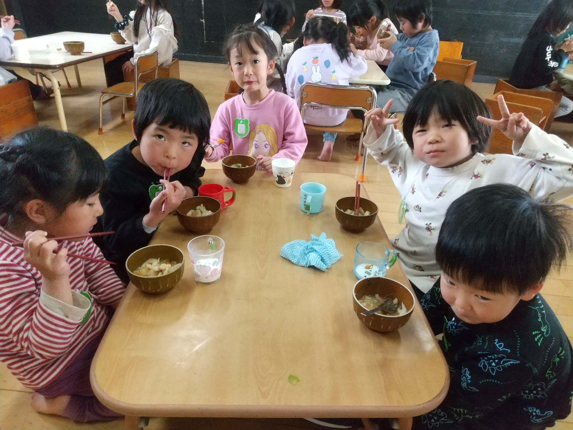 完成したうどんをおいしそうに食べる子どもたち