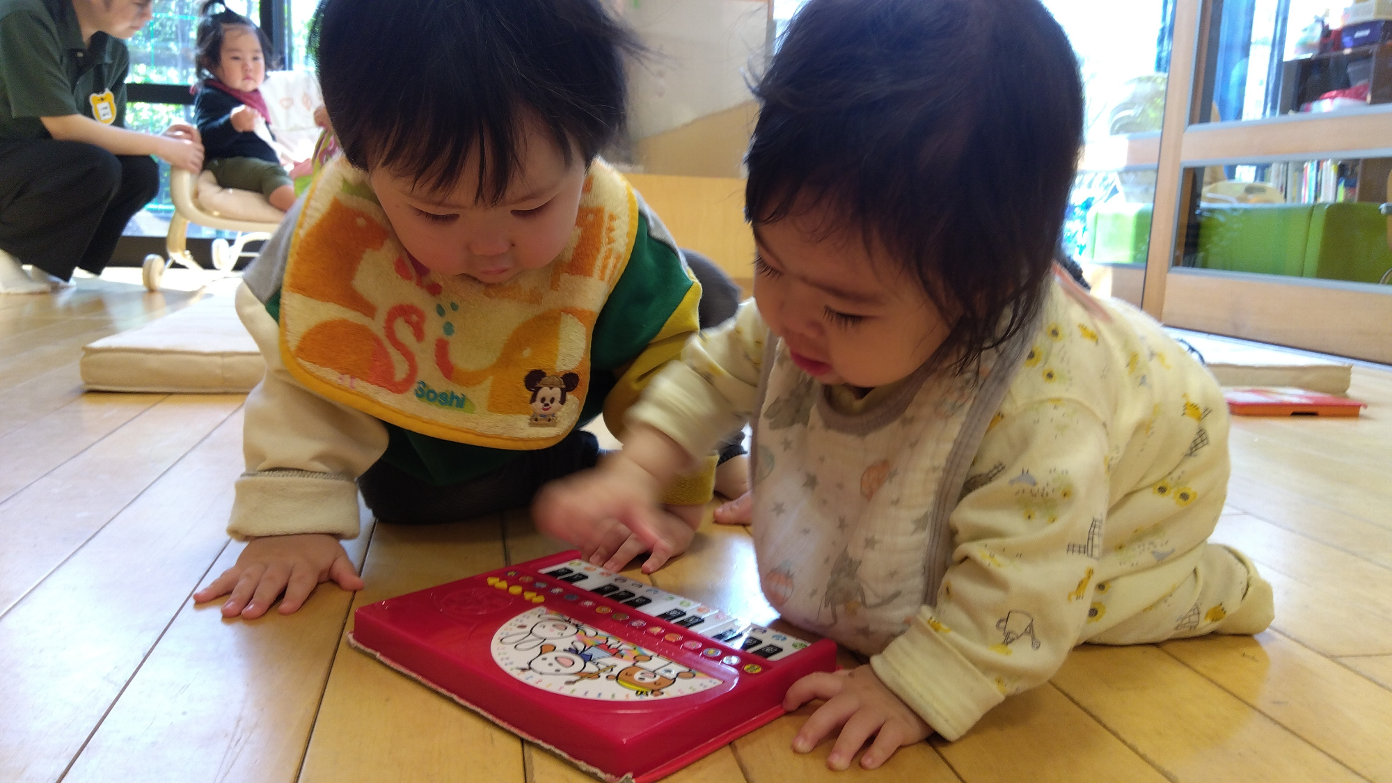 ピアノのおもちゃで遊ぶ子どもたち