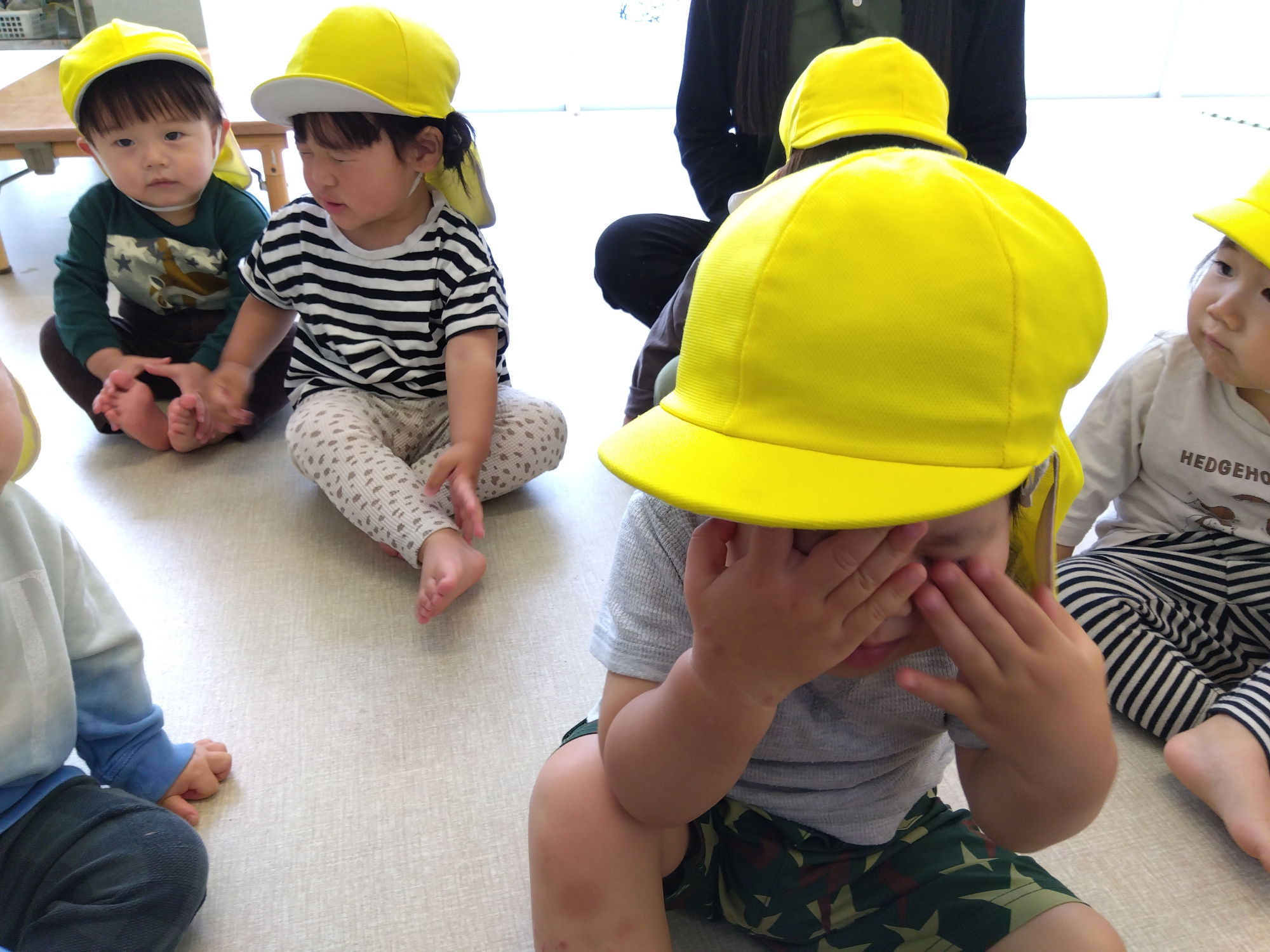 友だちやスタッフを真似て座禅をする子どもたち