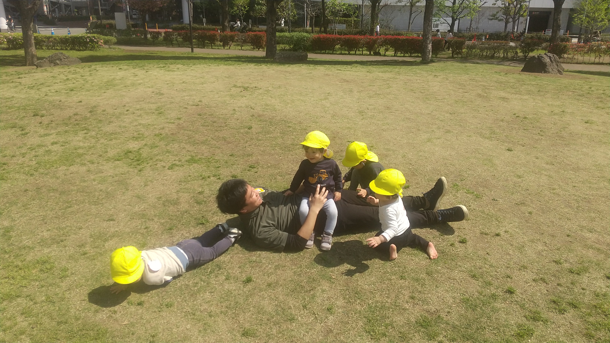 子どもたちと保育士が触れ合う様子