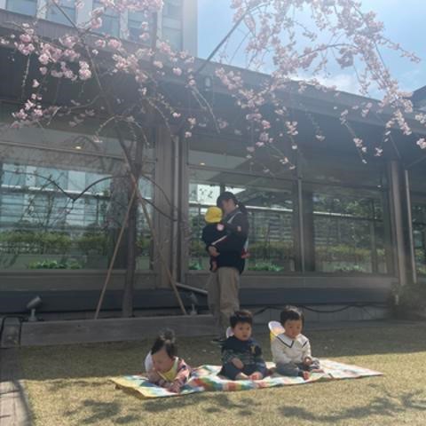 日向ぼっこをする子どもたち