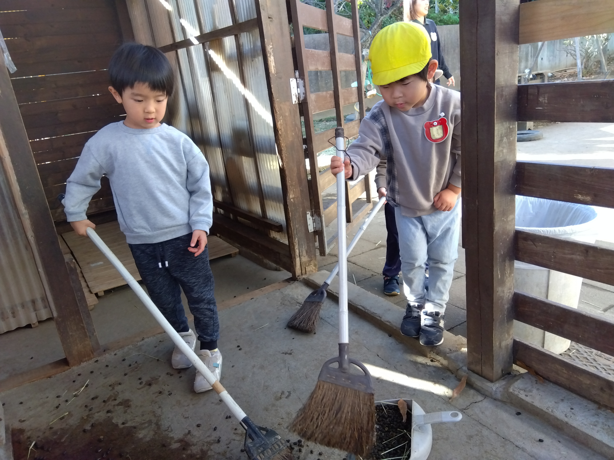 ヤギ小屋を掃除する子どもたち