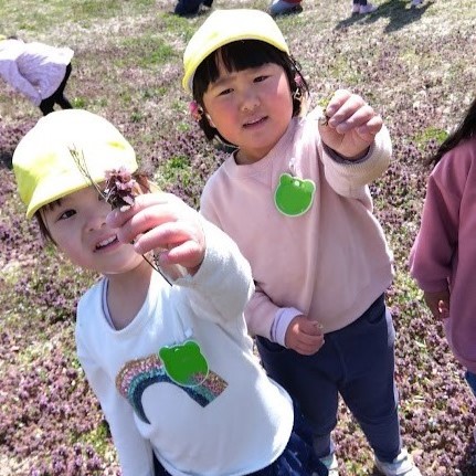 嬉しそうに花を見せる子どもたち