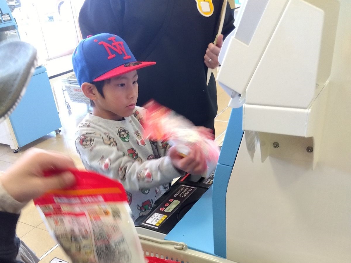 スーパーでおやつの食材を購入する子ども