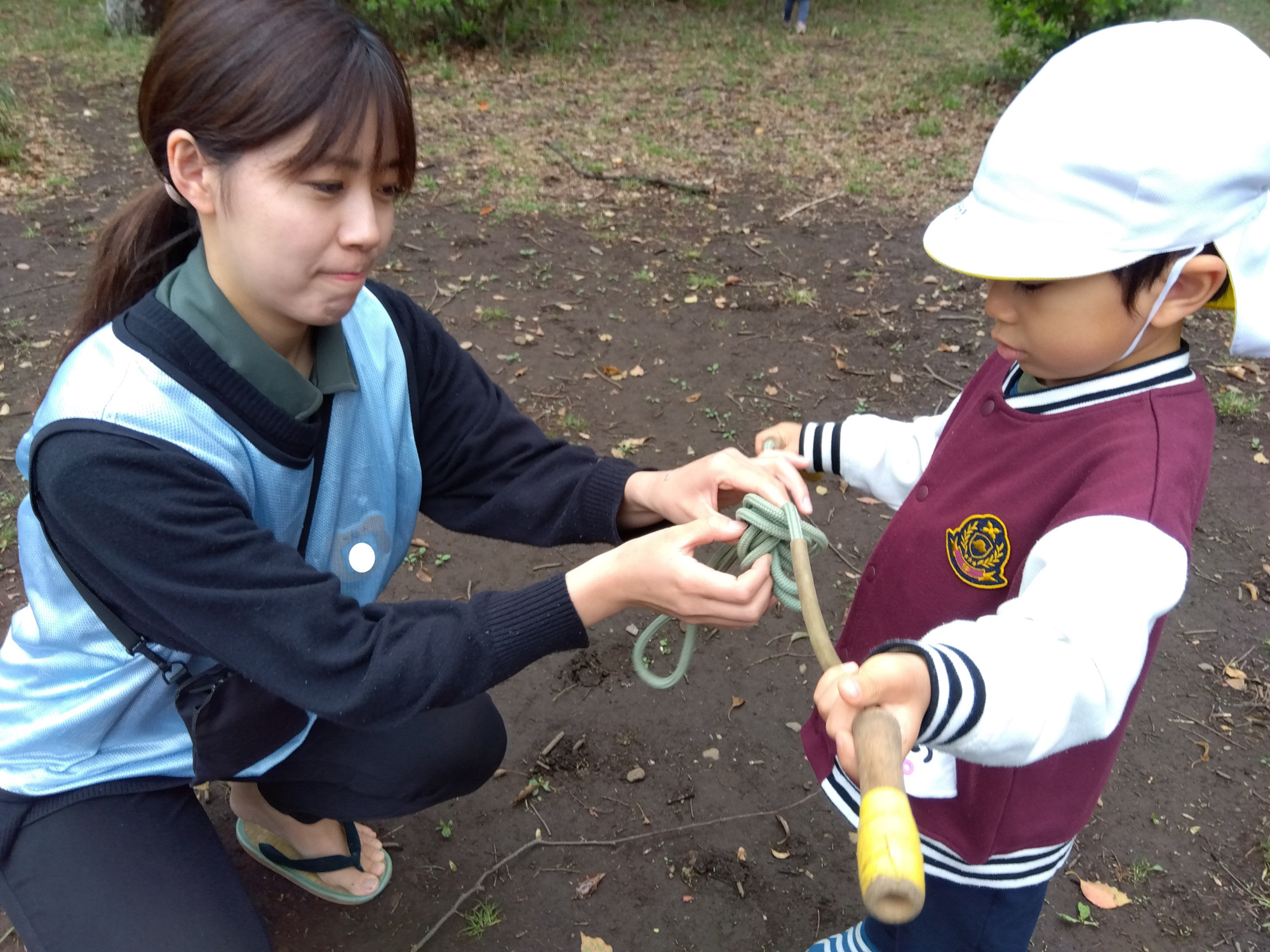 子どもの縄跳びをほどいてあげるスタッフ