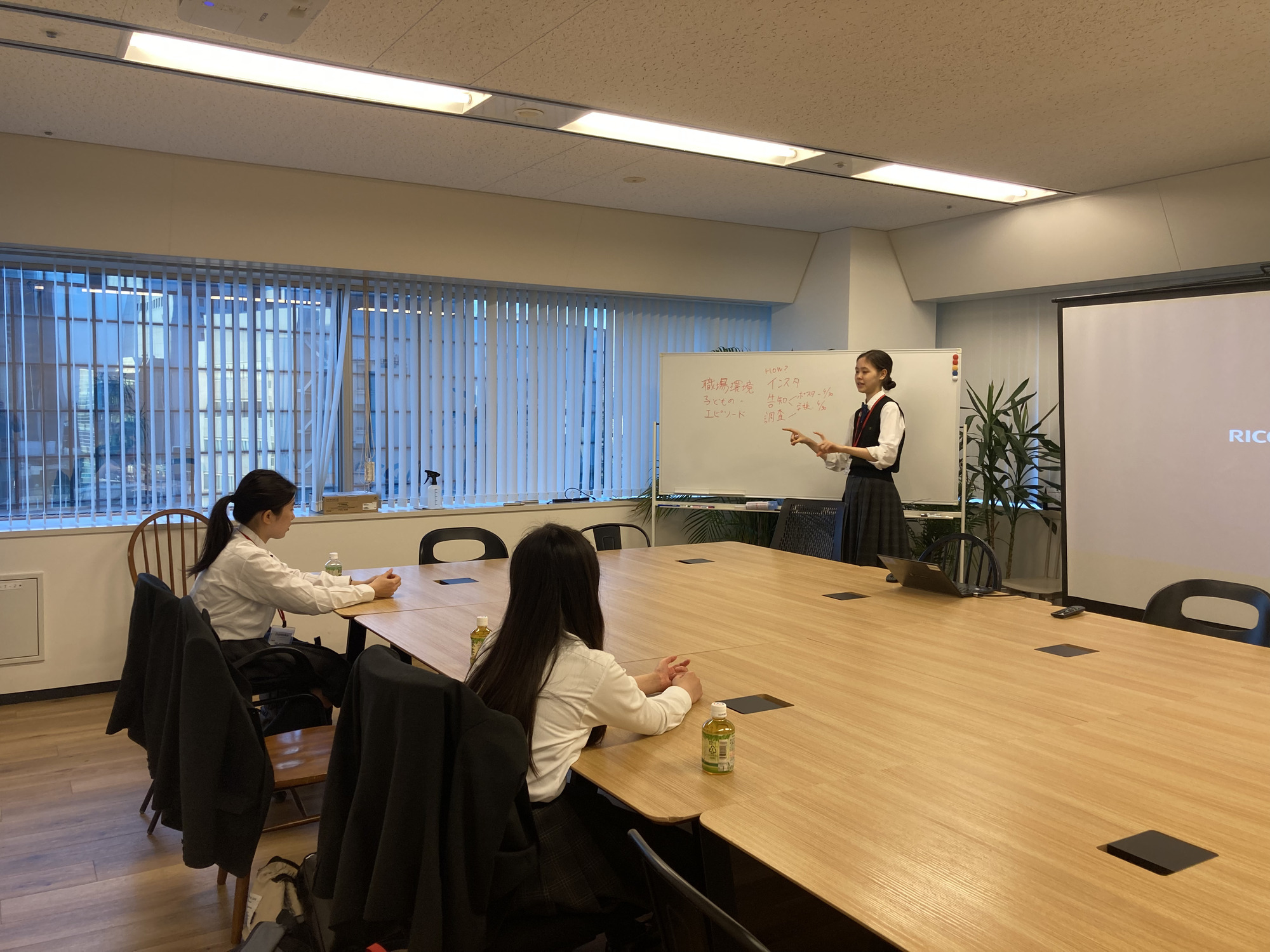 新高校2年生のインターン3名が職場体験の企画を検討している様子