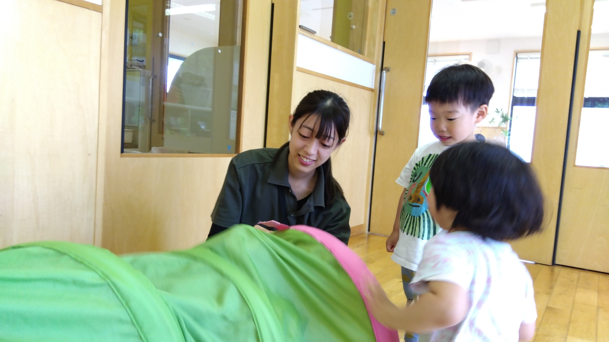 保育室で遊ぶ子どもたちとスタッフの様子