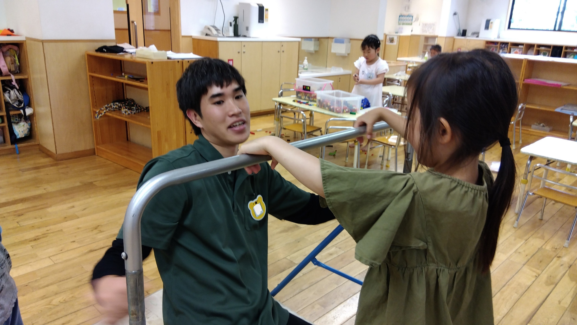 保育室で子どもに言葉かけをするスタッフ