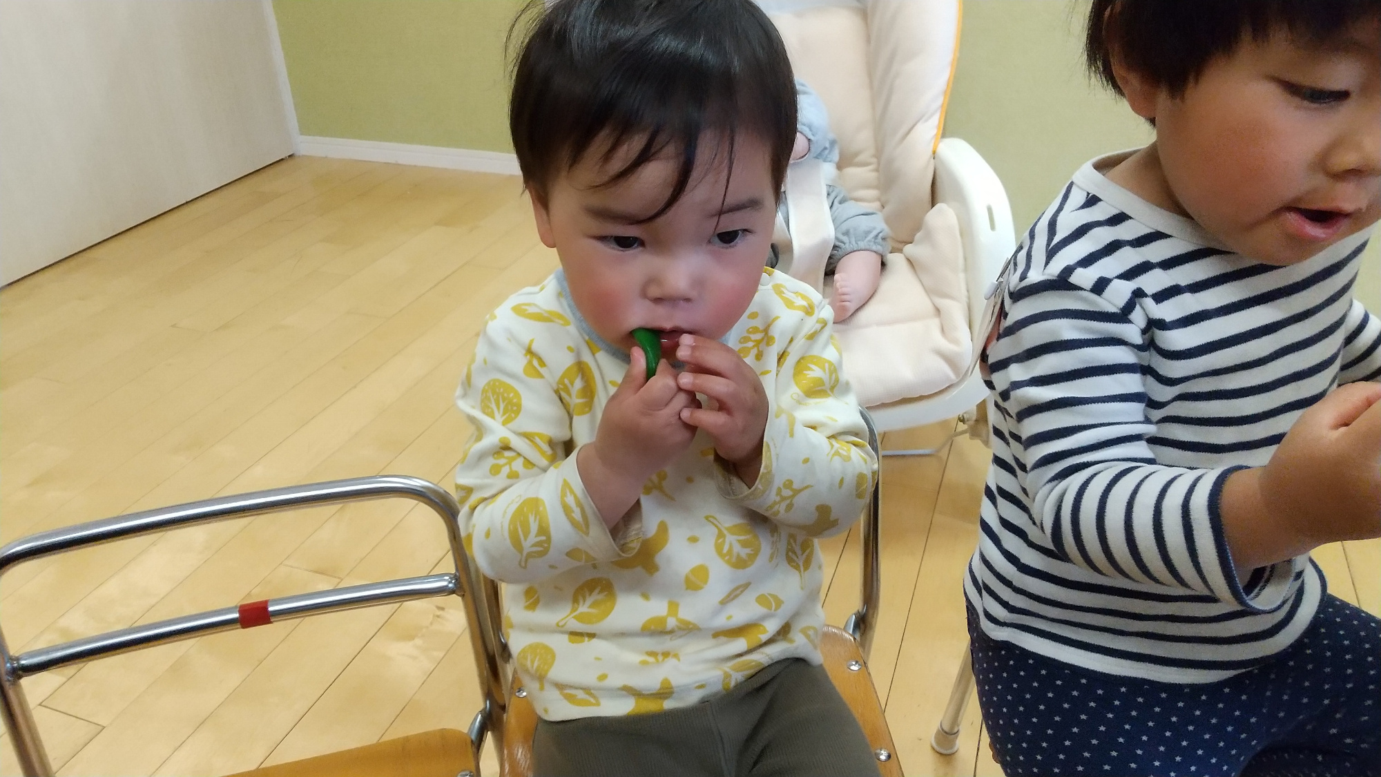茹でたスナップエンドウを食べる子ども