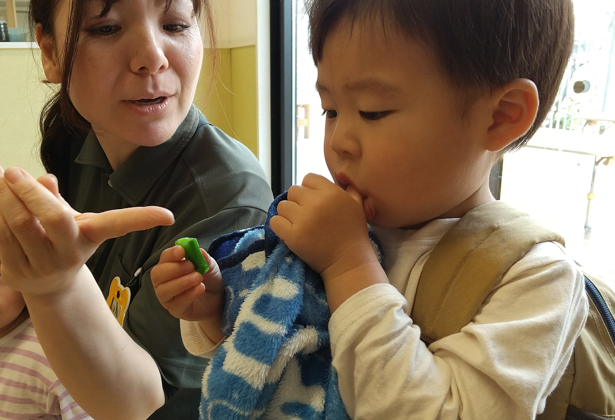 茹でたスナップエンドウを食べる子ども