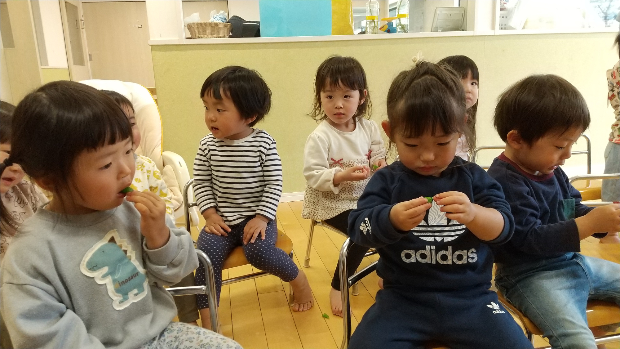 茹でたスナップエンドウを食べる子どもたち
