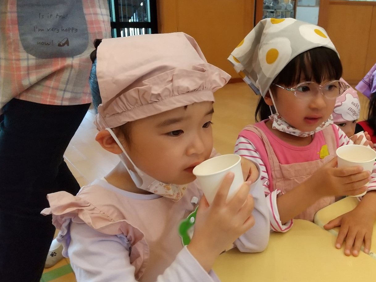 出汁の味見をする子どもたち