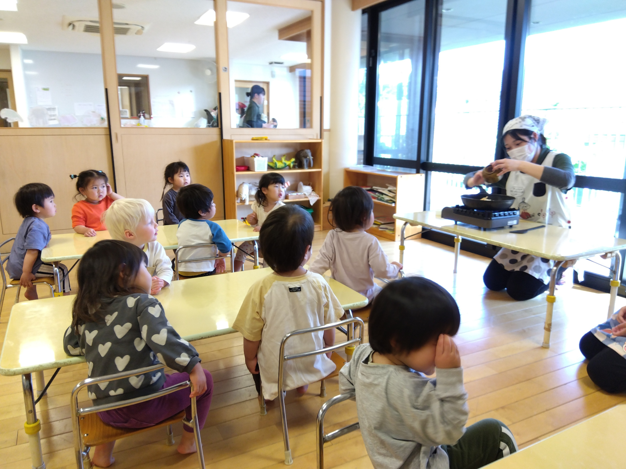 お好み焼きの記事を焼く様子