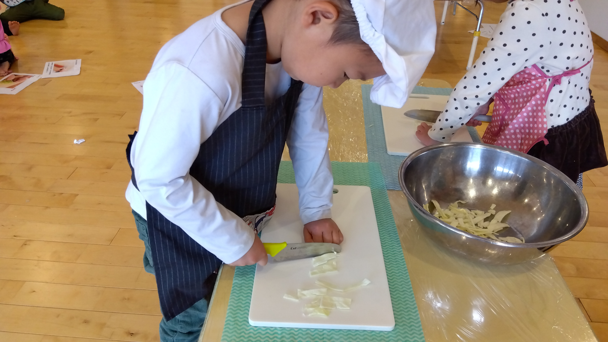 お好み焼きの具材を切る子ども
