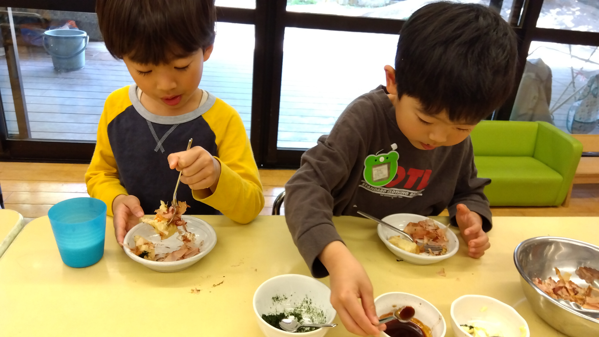 自分たちで作ったお好み焼きを食べる子どもたち