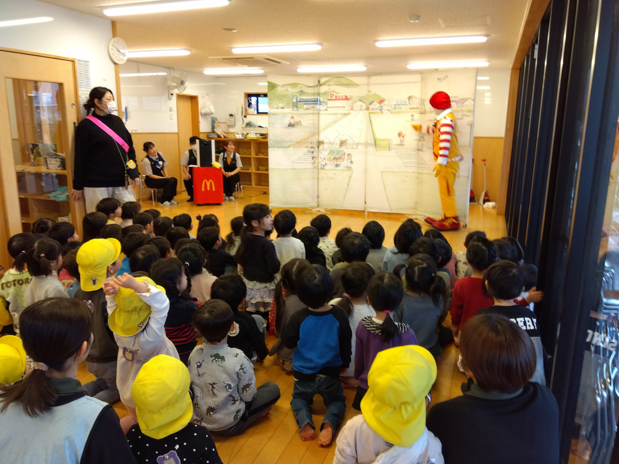 ドナルドがパネルを使って横断歩道を渡るときの約束を子どもたちに教える様子