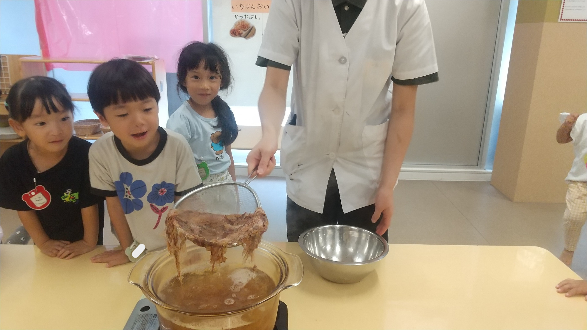 目を輝かせる子どもの様子