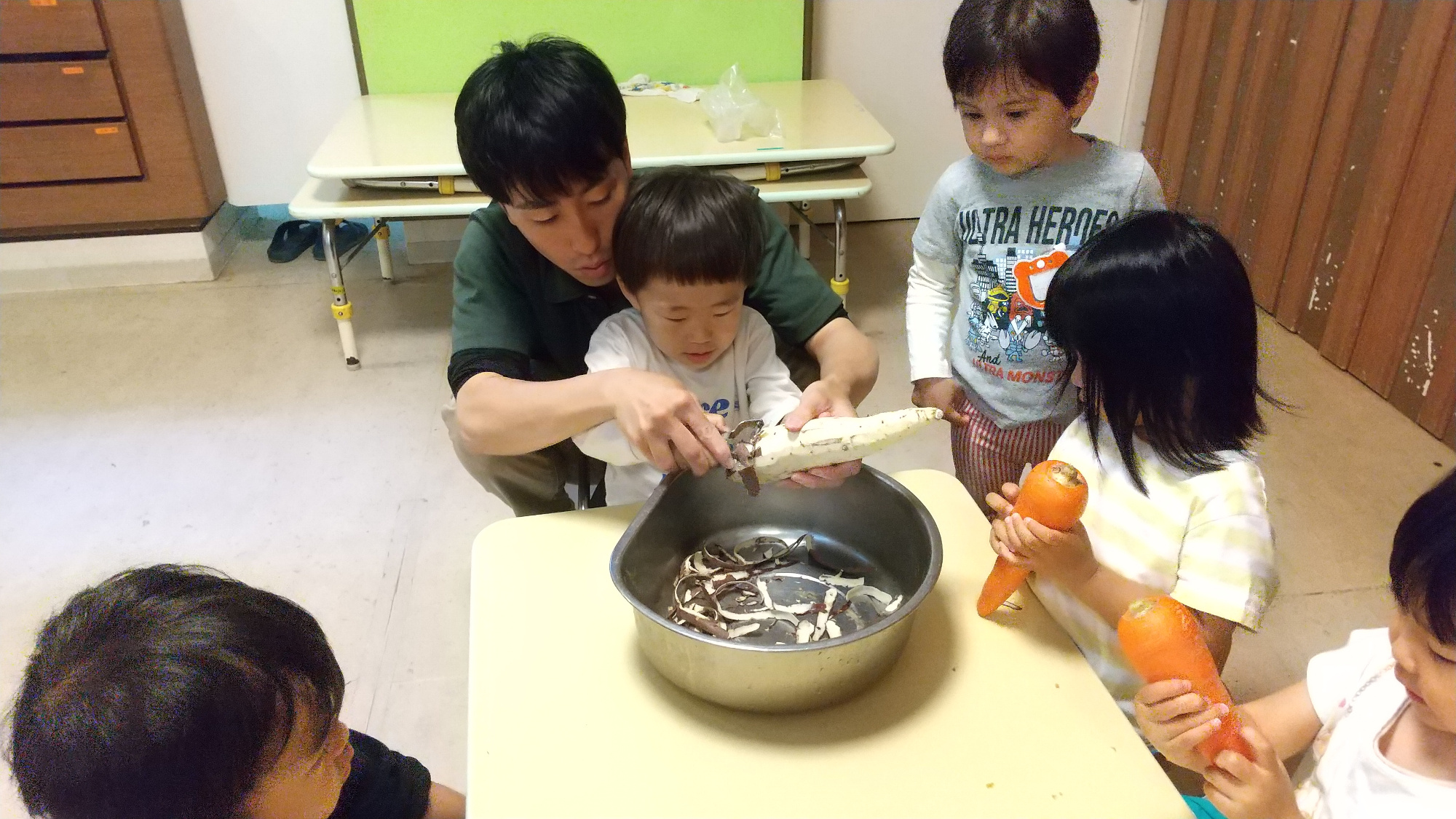 ピーラーを使ってにんじんやさつまいもの皮をむく様子