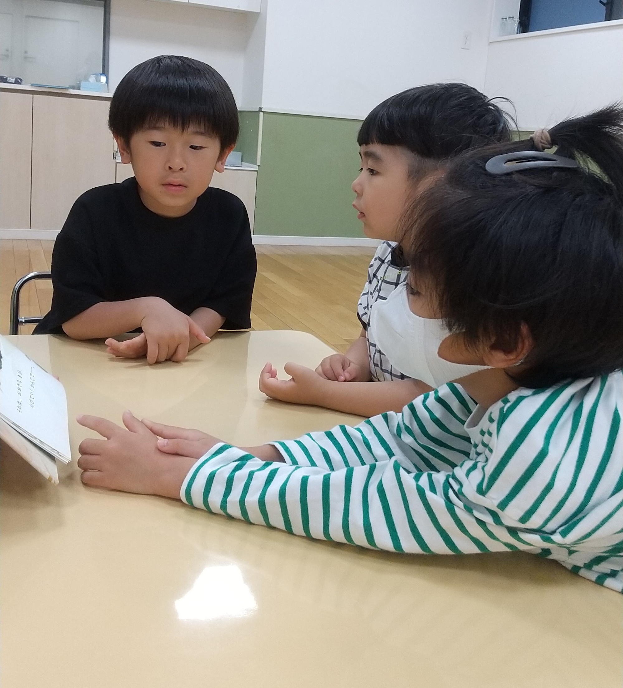 絵本を読む子どもたち