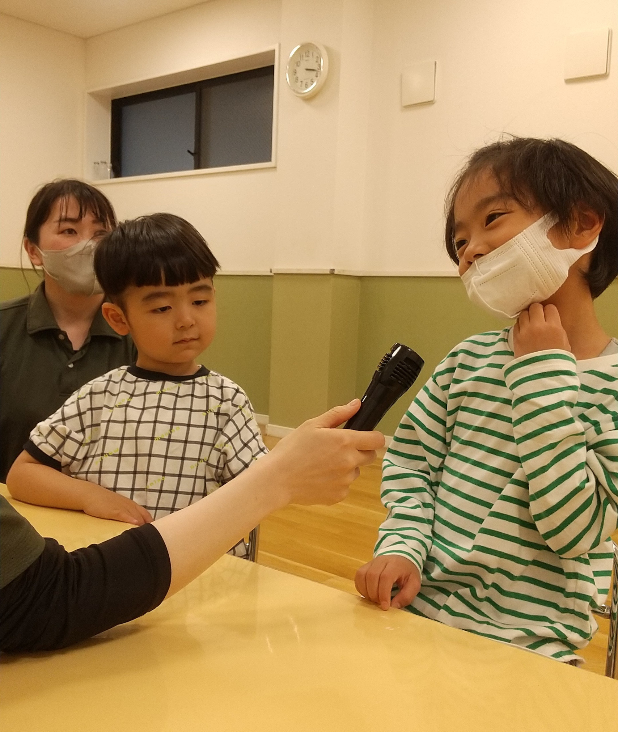お母さんの好きなところについて答える子どもたち