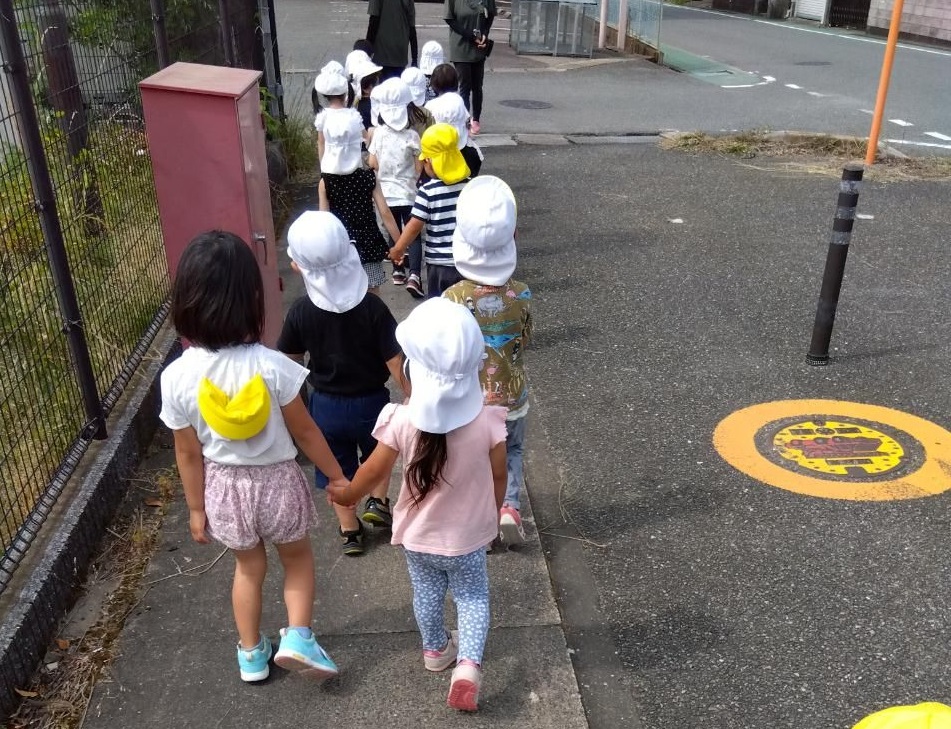 子ども同士で手をつなぎ、金出宝満宮を目指して歩く子どもたち