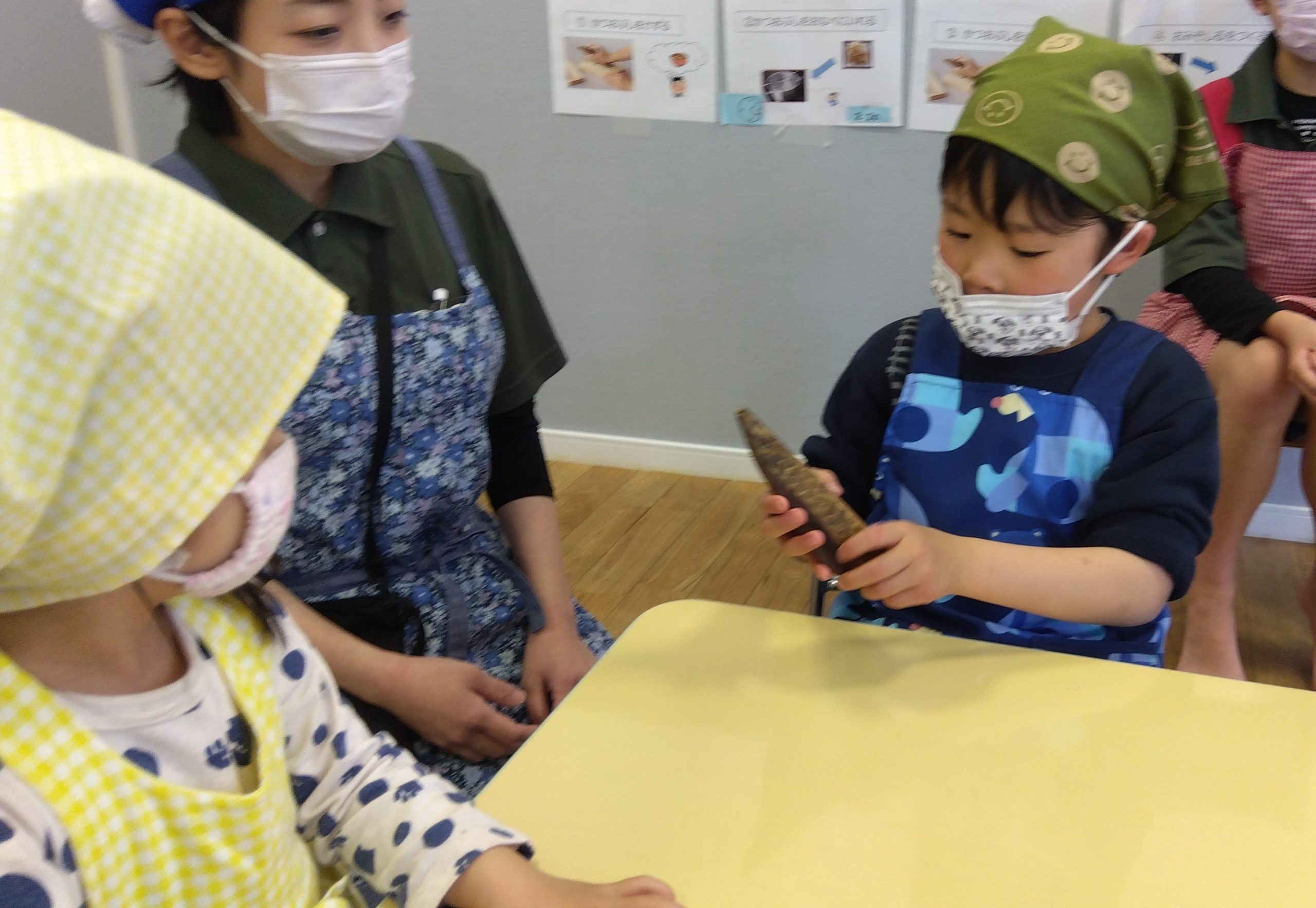 かつおぶしを触る子どもたち