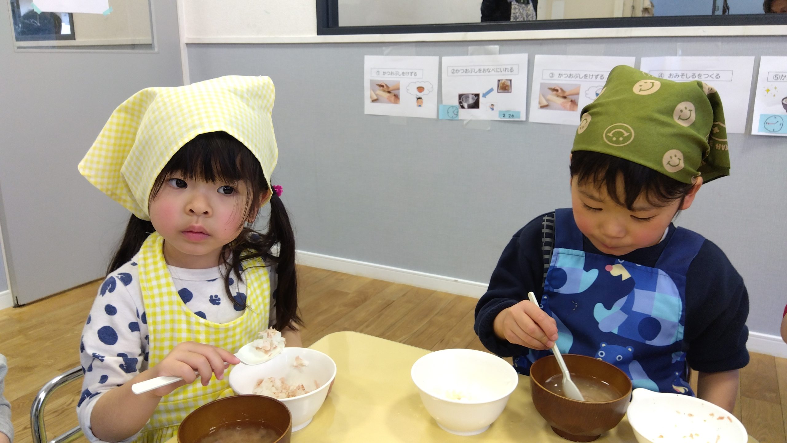食事を食べる子どもたち