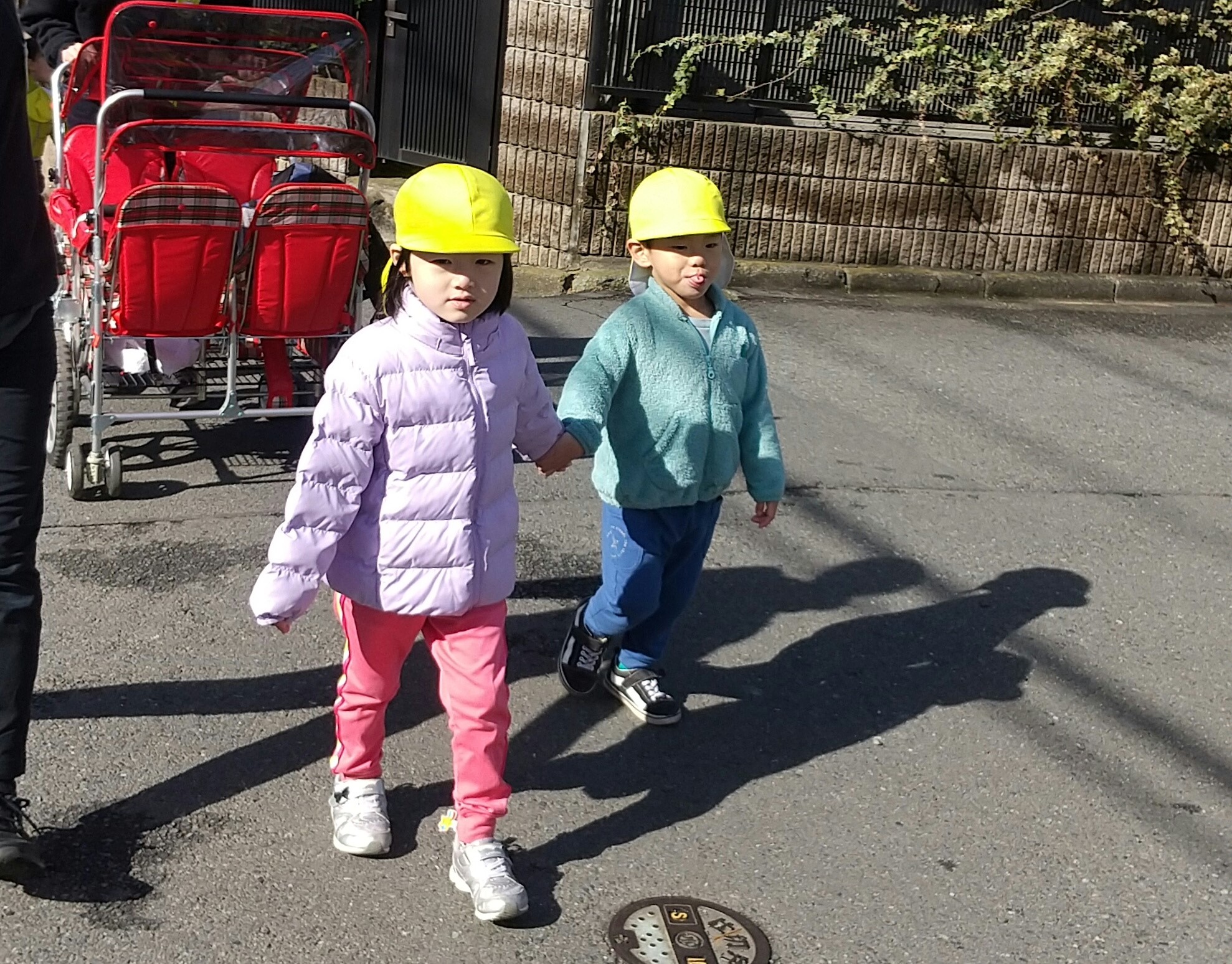 手をつないで歩く子どもたち