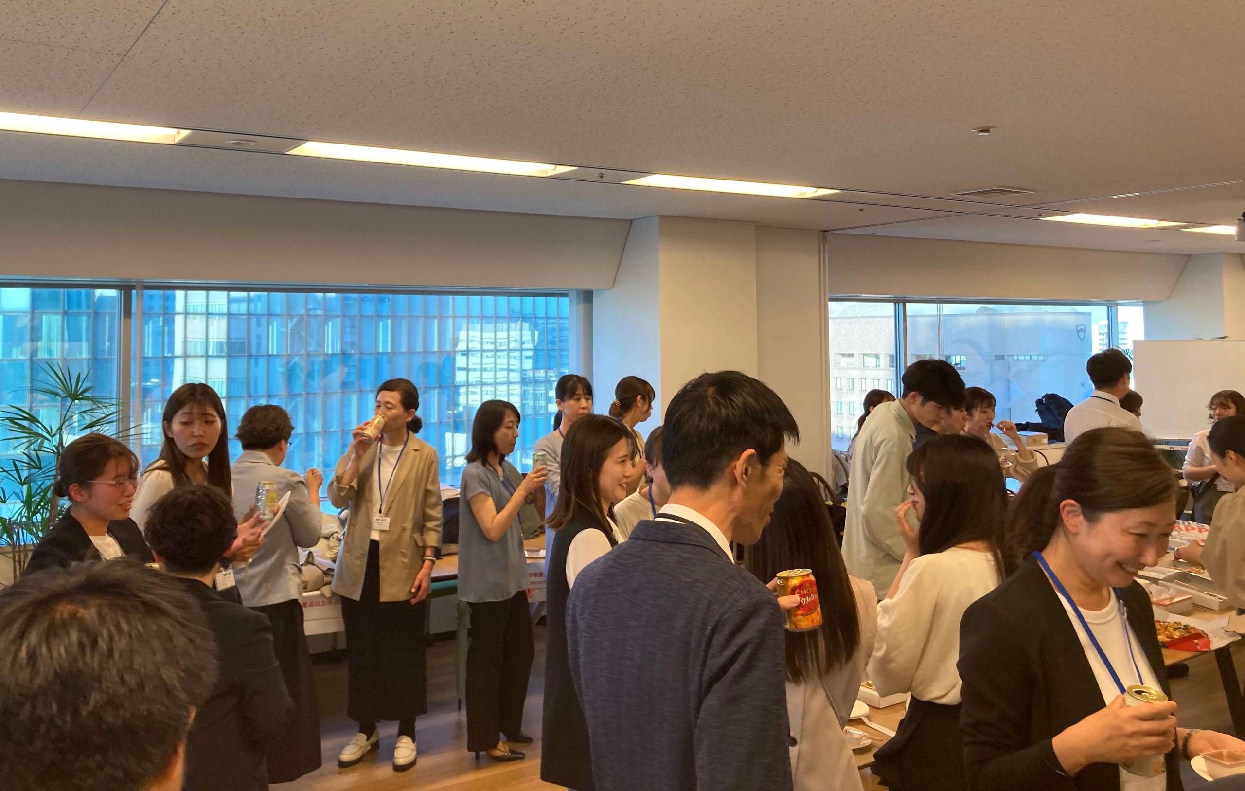 和気あいあいとした雰囲気の懇親会
