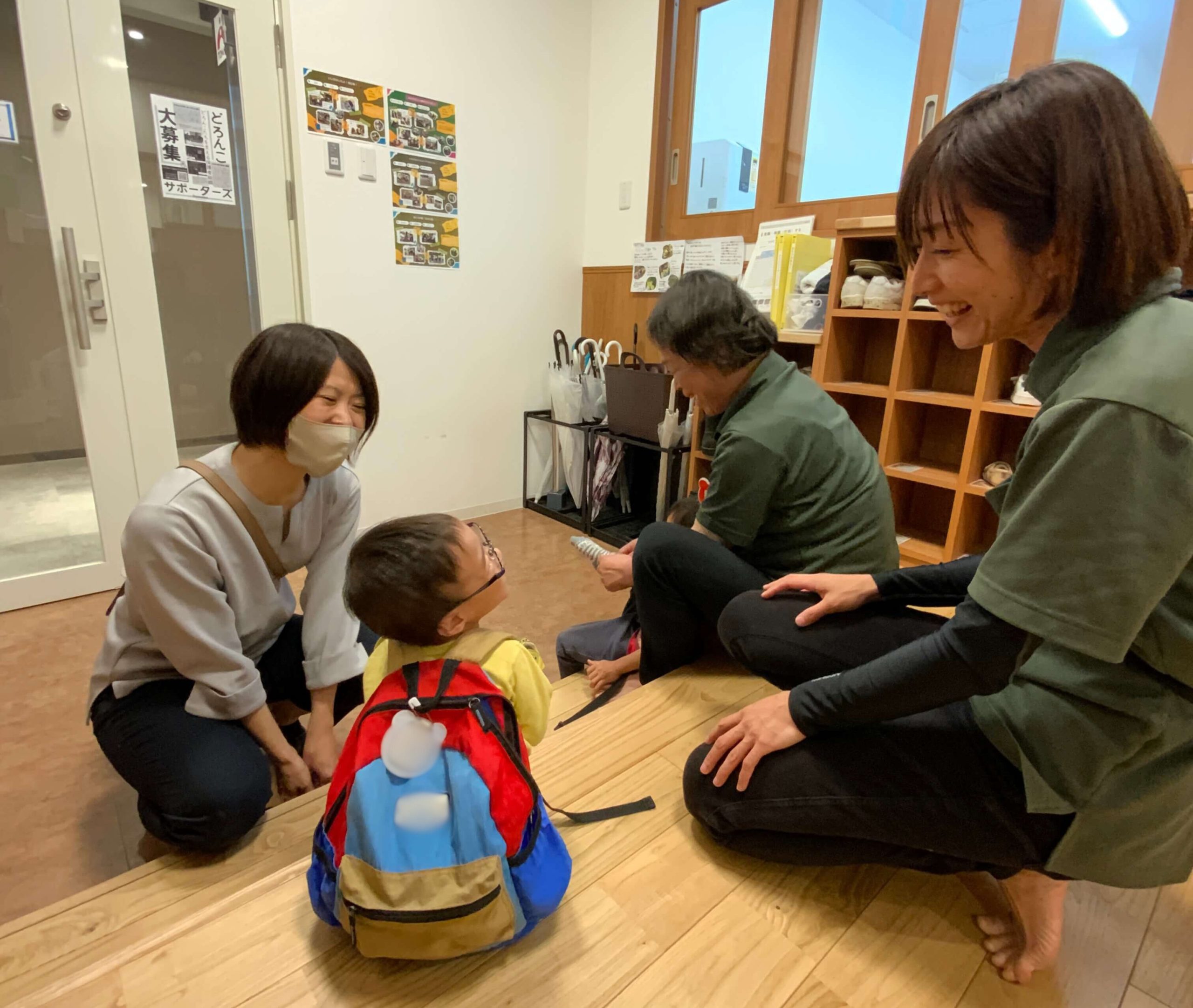 スタッフと笑顔で会話を交わす