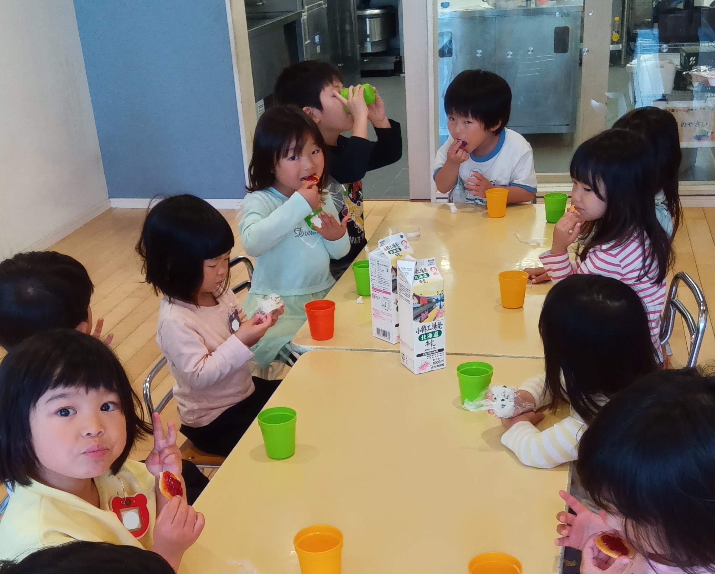作ったイチゴジャムをクラッカーに乗せて食べる子どもたち