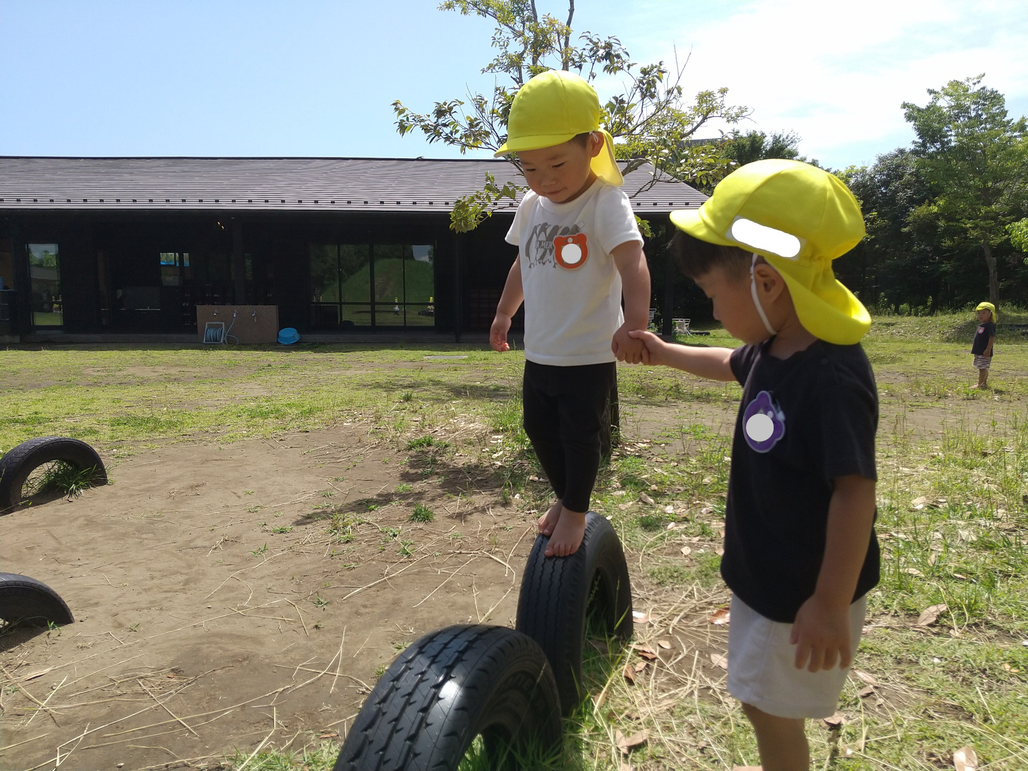 年下児に手を差し伸べ、渡りやすいように援助する子どもたちの様子
