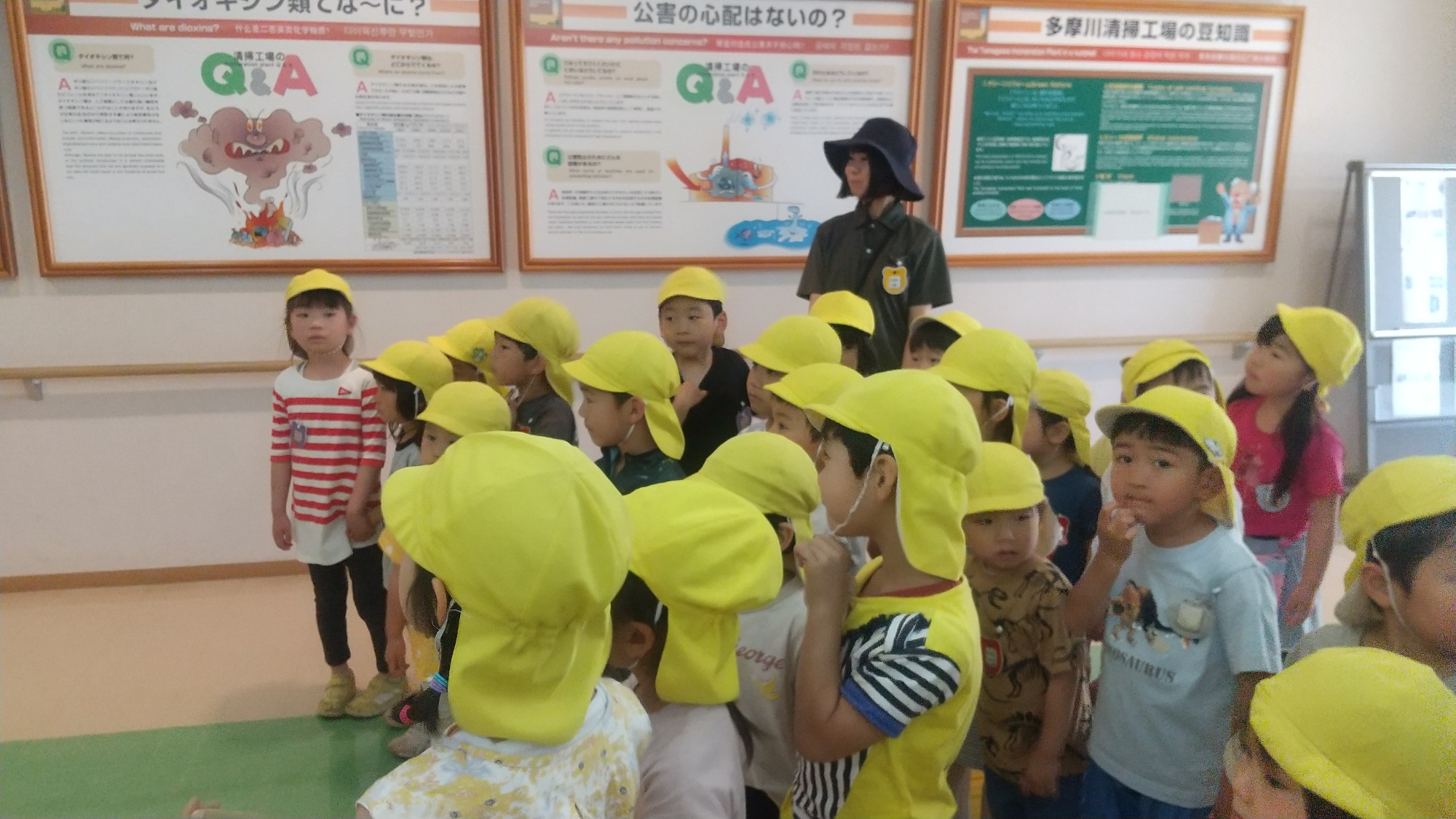 多摩川清掃工場の煙突の話を聞く子どもたち
