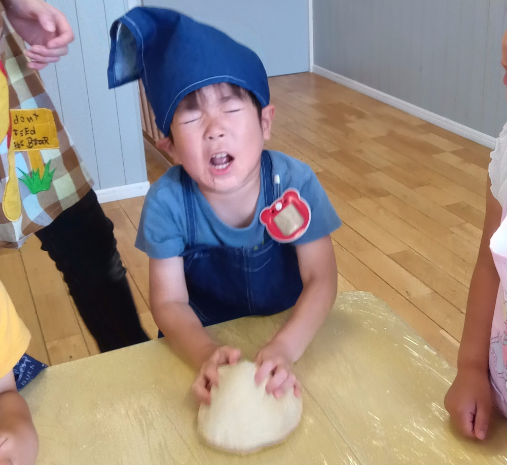 パン生地をこねる子どもの様子