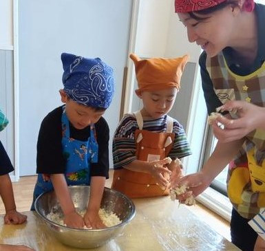 パン生地をこねる子どもたち