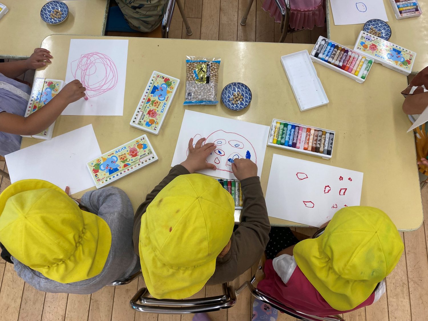 画用紙に大豆の絵を描く子どもたち