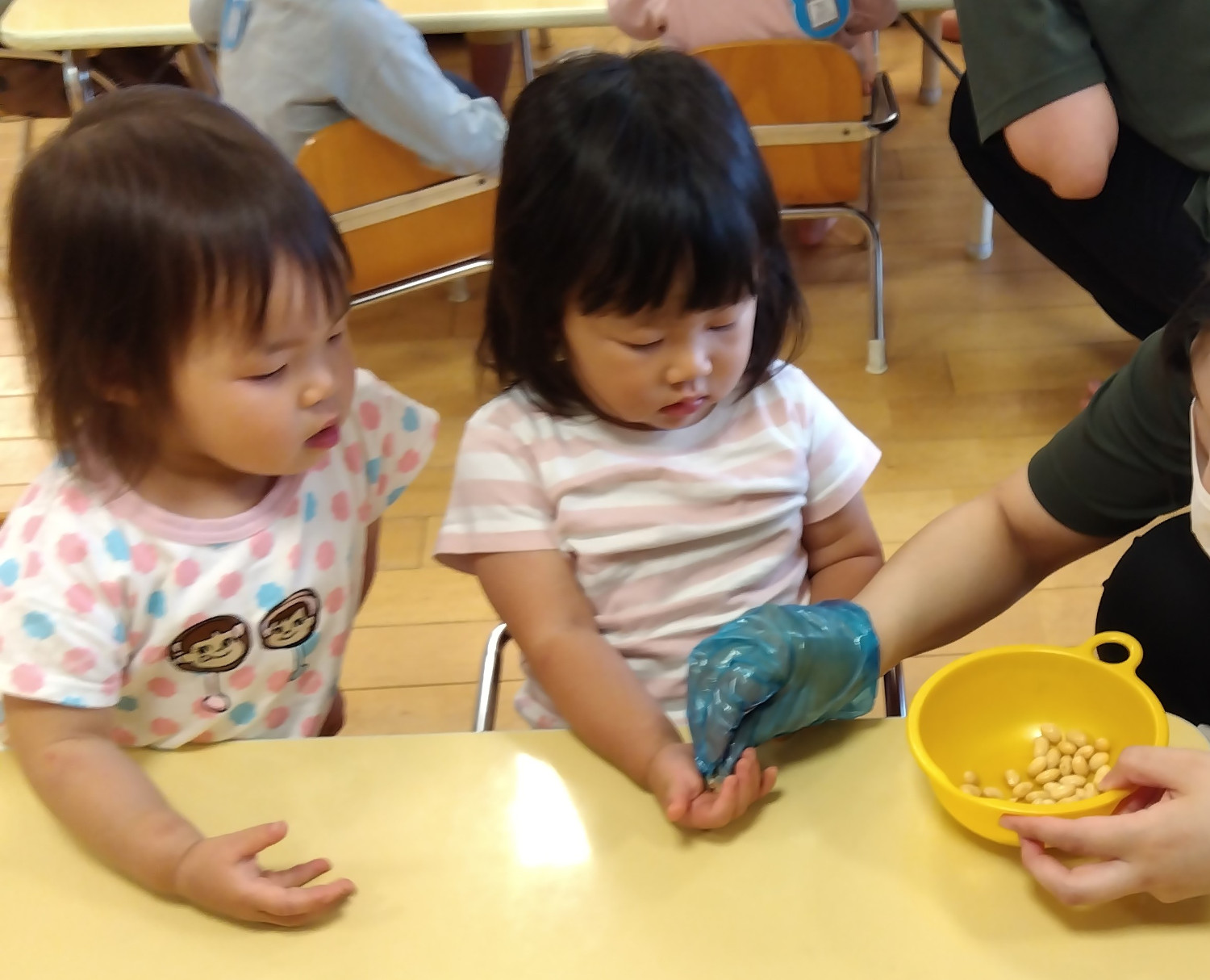 大豆に触れてみる子どもたち